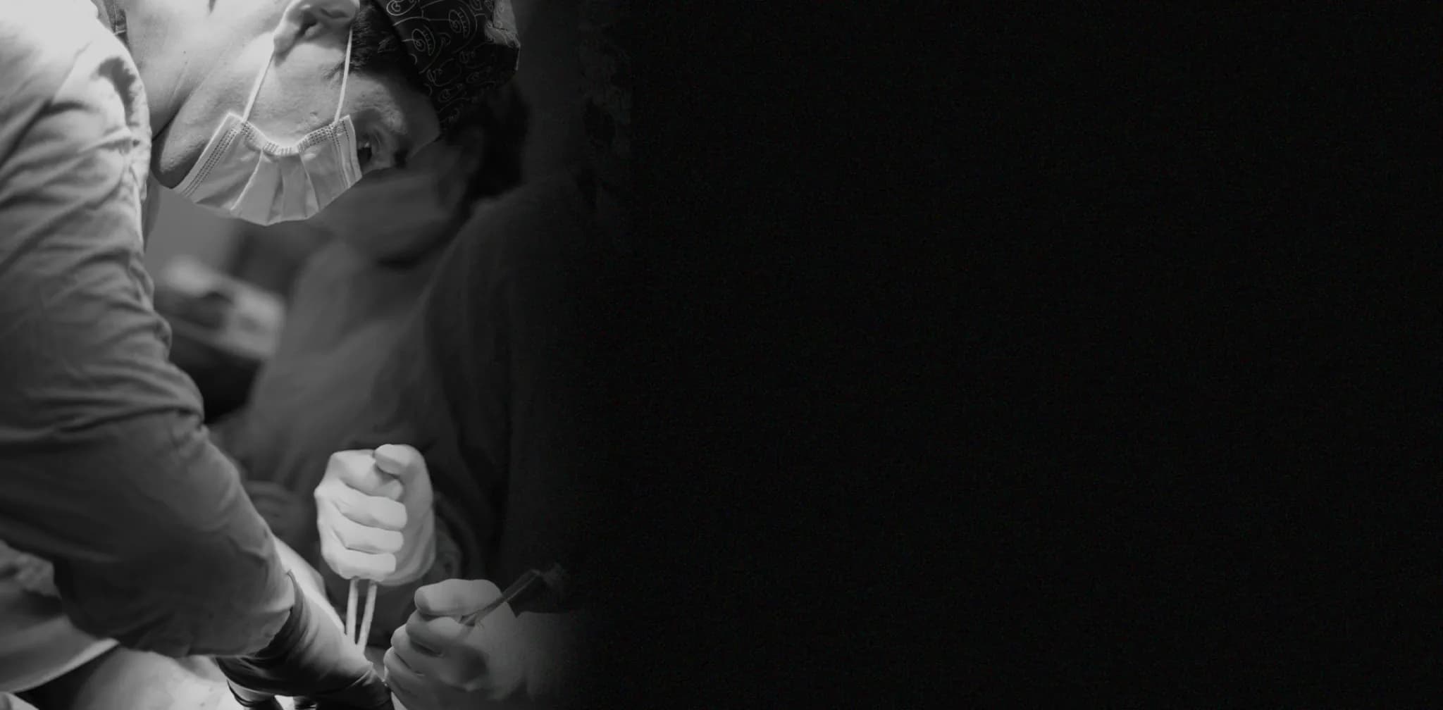 Cirujano realizando procedimiento